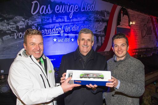  Jubilaums-Lok Stille Nacht als
Botschafter.Salzburgs Foto: Neumayr/MMV 15.12.2017 im Bild v.l.n.r.:
SETG-Geschäftsführer Gunther Pitterka, Peter Schröder, Bürgermeister
der Stille Nacht-Gemeinde Oberndorf und Produktmanager Christian
Auerweck von der Roco Modelleisenbahn SETG-Geschäftsführer Gunther
Pitterka freuten sich über die brandneue Jubiläums-Lok.