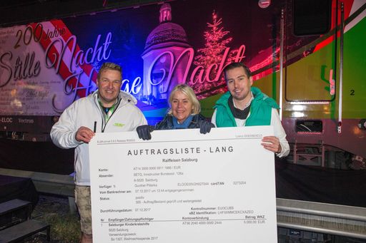 Vorschau Bild von Jubilaums-Lok Stille Nacht als
Botschafter.Salzburgs Foto: Neumayr/MMV 15.12.2017 Heide Janik von
der Salzburger Kinderkrebshilfe nahm den Scheck in Höhe von 5.000,-
Euro von den SETG-Geschäftsführern Gunther Pitterka (links) und
Mauricio Zieger (rechts) entgegen.