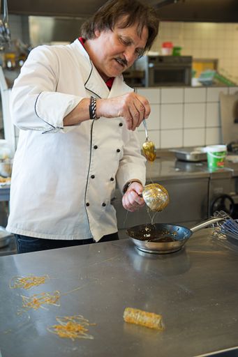 Vorschau Bild von Spitzenkoch Erich Pucher beim Vorbereiten eines
Desserts im Naturparkhotel Lambrechterhof****