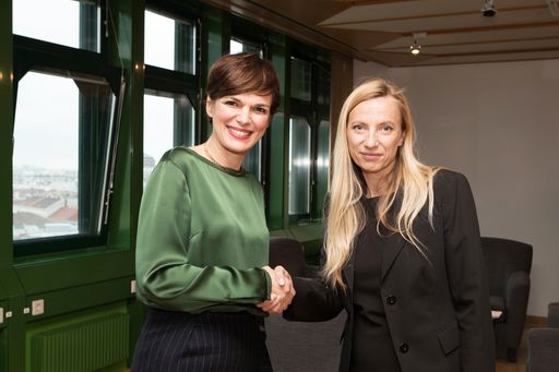  Bundesministerin Juliane Bogner-Strauß mit der scheidenden
Frauenministerin Dr.in Pamela Rendi-Wagner, MSc bei der
Schlüsselübergabe