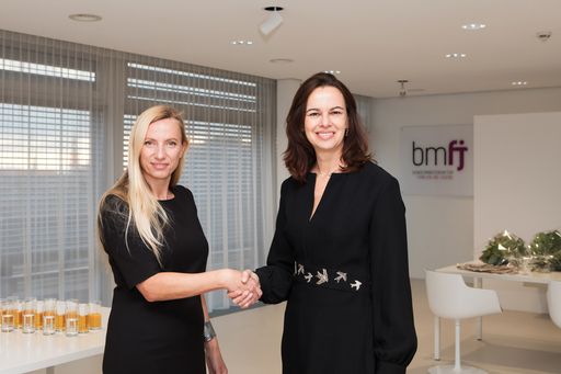 Vorschau Bild von Bundesministerin Juliane Bogner-Strauß mit der scheidenden
Familien- und Jugendministerin Dr. Sophie Karmasin bei der
Schlüsselübergabe