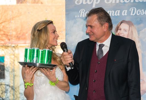 Wendy Night und Dr. Armin Breinl bei der
Präsentation von 2B PLUS, dem neuen Hanfdrink.