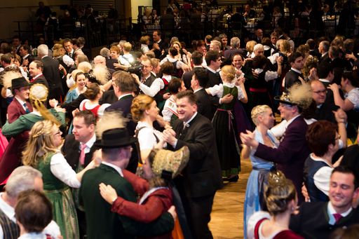 Vorschau Bild von Gefeiert und getanzt wird bis in die Morgenstunden beim NÖ
Trachtenball in Grafenegg!