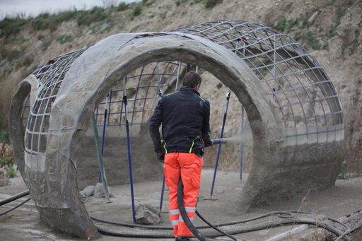  Die gängige Trockenspritztechnik ist sauber auf der
Baustelle und lässt sich ohne viel Platzbedarf auch hoch oben
anwenden.