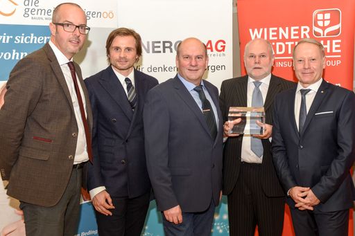  Rudolf und Johann Aschauer von UNO (Bild mitte)
freuen sich mit Herwig Pernsteiner/ISG-Wohnen, Daniel
Bindeus/Bindeus architects (li.) und Dietmar Gruber/Wiener
Städtische (re.) über den Gewinn des Sonderpreises. © Markus Wenzel