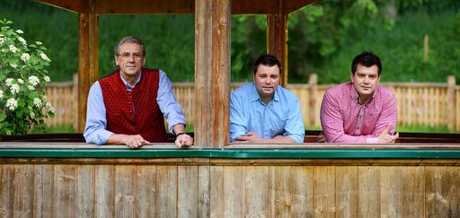 Die ErlebnisSennerei Zillertal ist ein
Familienbetrieb und wird bereits in 3. Generation geführt. Auf dem
Bild von links nach rechts: Heinz Kröll (Seniorchef) und seine Söhne
Christian und Heinrich Kröll (beide Geschäftsführer der
ErlebnisSennerei Zillertal)