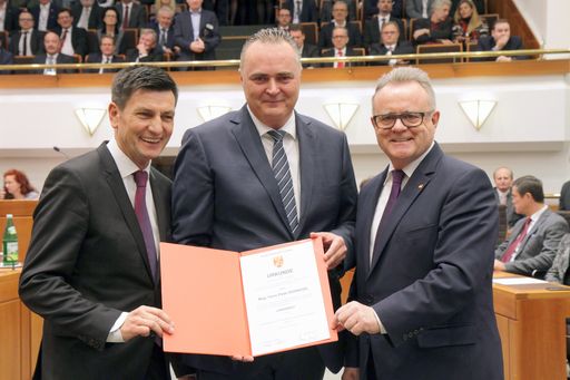 Wahl und Angelobung von Hans Peter Doskozil als
Landesrat im Burgenland. LT-Präsident Christian Illedits, LR
Doskozil und LH Hans Niessl.