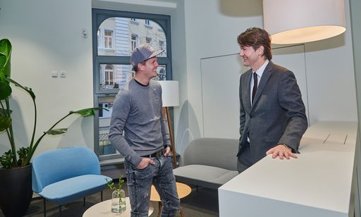 Vorschau Bild von Thomas Morgenstern und Generaldirektor Gerald Fleischmann