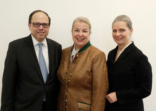 Treffen von Sozialministerin Beate Hartinger-Klein
mit den Präsidenten der Apotheker- und der Ärztekammer, Ulrike
Mursch-Edlmayr und Thomas Szekeres.