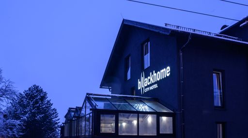 Außenansicht vom B(l)ackhome City Hotel