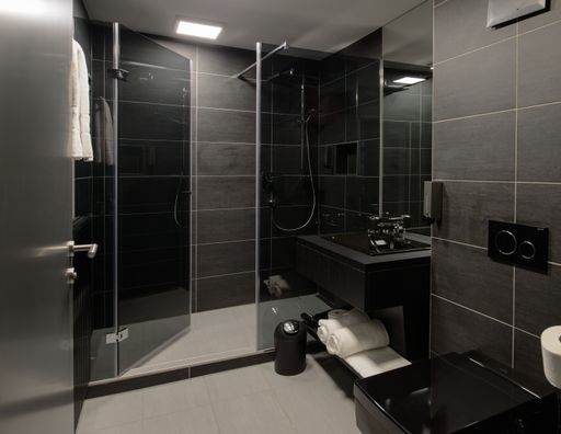 Vorschau Bild von Badezimmer im schwarzen Design