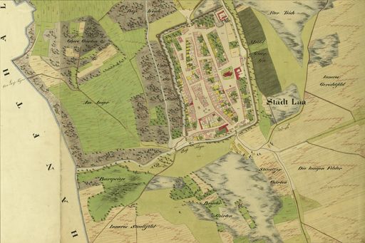 Diese sog. "Urmappe" zeigt den ersten Kataster,
also die erste grundstücksweise Registrierung in Laa an der Thaya
aus dem Jahr 1822. Derartige "Urmappen" wurden ab 1817 für die
gesamte Monarchie auf Basis des Grundsteuerpatents von Kaiser Franz,
I. angelegt. Im Unterschied zu heute wurde der Kataster damals
grafisch aufwändiger gestaltet. Mit viel Liebe zum Detail konnte die
Landschaft selbst auf diese Weise sehr anschaulich dokumentiert
werden.