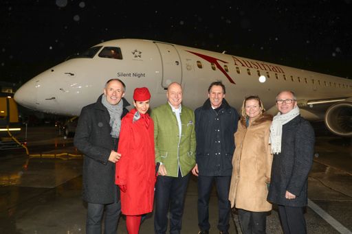  Doppelt hält besser: Bei der Segnung der Austrian
Airlines Maschine "Silent Night" kam das Weihwasser auch von oben.