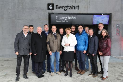 Klubobmann Arno Grünbacher, Markus Gaisbauer
(Doppelmayr), StR Andreas Wanker, StR Franz X. Gruber, Thomas
Pichler (Doppelmayr), Architekt Markus Innauer, Bürgermeisterin
Christine Oppitz-Plörer, Architekt Sven Matt, GF Martin Baltes
(Patscherkofelbahn), StR Gerhard Fritz, Vizebürgermeister Christoph
Kaufmann, GF Thomas Scheiber (Patscherkofelbahn) und
Vizebürgermeisterin Sonja Pitscheider (v. l.) freuen sich über die
neue Bahn. © IKM/Lercher