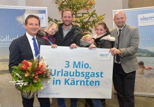 Die drei Millionste Kärnten Urlauberin samt Familie
aus Deutschland darf sich auf einen weiteren Urlaub in Kärnten
freuen. Den Gutschein dafür überreichten Tourismuslandesrat
Christian Benger und Kärnten Werbung Chef Christian Kresse.