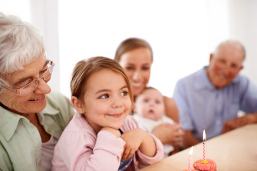 Vorschau Bild von Liebste Oma, bester Opa - nicht nur zur
Weihnachtszeit. Die Verwendung dieses Bildes ist für redaktionelle
Zwecke honorarfrei, es darf jedoch nur im Zusammenhang mit der
Pressemeldung und Quellenangabe veröffentlicht werden. Weiterer Text
über ots und www.presseportal.de/nr/54201 / Die Verwendung dieses
Bildes ist für redaktionelle Zwecke honorarfrei. Veröffentlichung
bitte unter Quellenangabe: "obs/Wort & Bild Verlag - Baby und
Familie/486421489 Getty-istock"