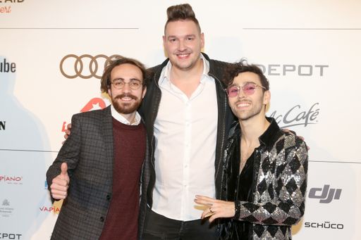 Channel-Aid-Konzert: Star-Auflauf in Hamburg Bevor
Rita Ora am Freitag, 5. Januar 2018, im Großen Saal der
Elbphilharmonie zugunsten von Channel Aid auftrat, gab sich der
Popstar in Hamburg zusammen mit anderen Stars auf dem Roten Teppich
die Ehre. Dabei waren auch die YouTuber MAX, Nicole Cross und
Constantino Carrara. Ebenfalls angekündigt hatten sich u.a.
Star-Köchin Cornelia Poletto, YouTuber Simon Unge und die
Moderatorin Mirja du Mont. Auf dem Foto: Costantino Carrara, Fabian
Narkus, MAX (v.l.n.r.) / Weiterer Text über ots und
www.presseportal.de/nr/127363 / Die Verwendung dieses Bildes ist für
redaktionelle Zwecke honorarfrei. Veröffentlichung bitte unter
Quellenangabe: "obs/FABS Foundation/Mirko Hannemann"