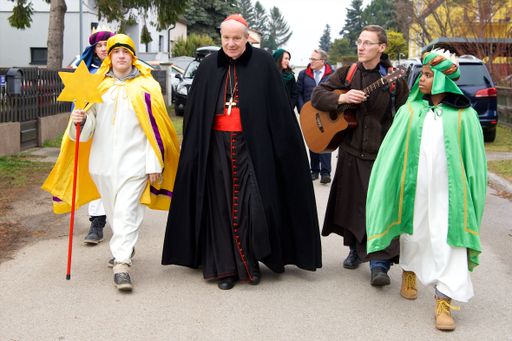 Kardinal Christoph Schönborn ging am Dreikönigstag
mit Sternsinger/innen aus der Pfarren Maria Lanzendorf von Haus zu
Haus.