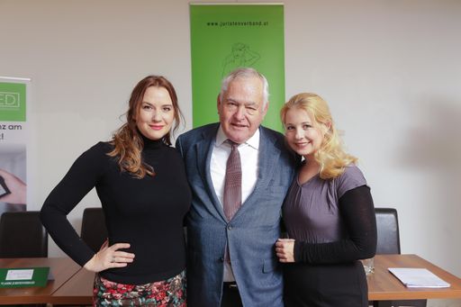  http://www.apa-fotoservice.at/galerie/11782 Im Bild
v.l.n.r.: miss lillys hats designerin Niki Osl, Dr. Fritz Wennig,
Präsident des Juristenverbandes, Sängerin Iva Schell