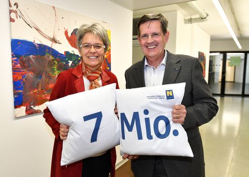  Tourismuslandesrätin Petra Bohuslav und Christoph
Madl, Geschäftsführer der Niederösterreich-Werbung zeigen sich
erfreut über das erreichte Nächtigungsziel von 7 Millionen