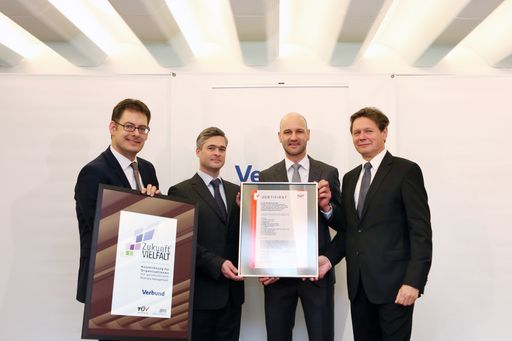 Bei VERBUND ist Diversity Management gelebte Praxis – dafür ist
das Unternehmen ab sofort durch den TÜV AUSTRIA zertifiziert:
(v.l.n.r.) Peter Rieder (Arbeitswelten Consulting), Georg Westphal
(VERBUND), David Kuss (Vertriebsleiter TÜV AUSTRIA Business Area
Life, Training & Certification), Wolfgang Anzengruber (VERBUND CEO)