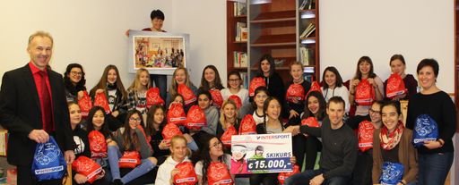Ab auf die Piste! Die 3. Klasse der Neuen
Praxismittelschule in Zams/Tirol hat einen Skikurs im Wert von
15.000 € gewonnen.