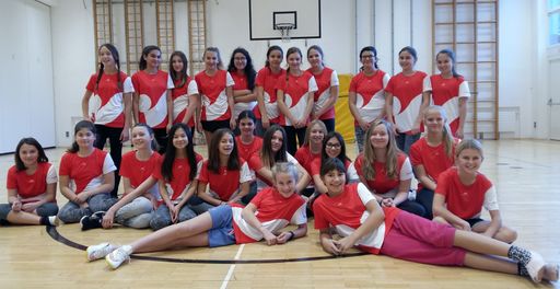 Vorschau Bild von Sportliche Girls: Die 26 Mädchen der Gewinnerklasse
des INTERSPORT-Fotowettbewerbs sind sportlich unterwegs.