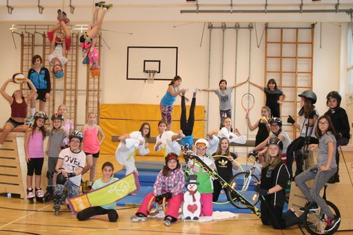 Vorschau Bild von Das Siegerfoto überzeugt: Mit dieser sportlichen
Inszenierung gewann die 3. Klasse der Neuen Praxismittelschule Zams,
Tirol den Skikurs von Intersport.