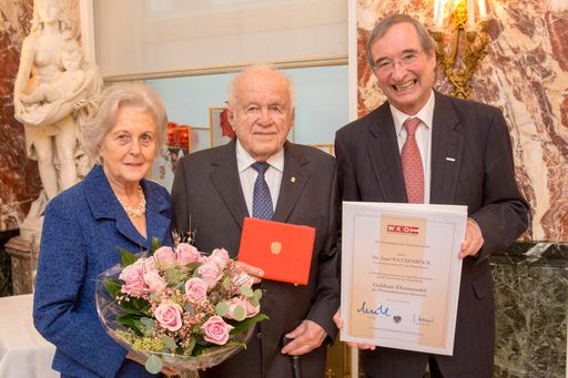 Vorschau Bild von v.l.n.r. Anneliese Ratzenböck, Landeshauptmann a.D.
Dr. Josef Ratzenböck, WKÖ-Präsident Christoph Leitl anlässlich der
Verleihung der Goldenen Ehrennadel der Wirtschaft