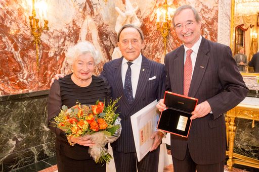 Vorschau Bild von v.l.n.r. Gretl Purtscher, Landeshauptmann a.D. Dr.
Martin Purtscher, WKÖ-Präsident Christoph Leitl anlässlich der
Verleihung der Goldenen Ehrennadel der Wirtschaft