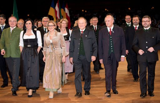  Stimmungsvoller Einzug der Ehrengäste: LH-Stellvertreter Stephan
Pernkopf, Nachhaltigkeitsministerin Elisabeth Köstinger,
Landeshauptfrau Johanna Mikl-Leitner, NÖ Bauernbundobmann Hermann
Schultes, LH a. D. Erwin Pröll und Finanzlandesrat Ludwig
Schleritzko (v.l.n.r.)