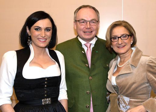 Vorschau Bild von Bundesministerin Elisabeth Köstinger, LH-Stellvertreter Stephan
Pernkopf und Landeshauptfrau Johanna Mikl-Leitner genossen einen
schönen Ballabend.
