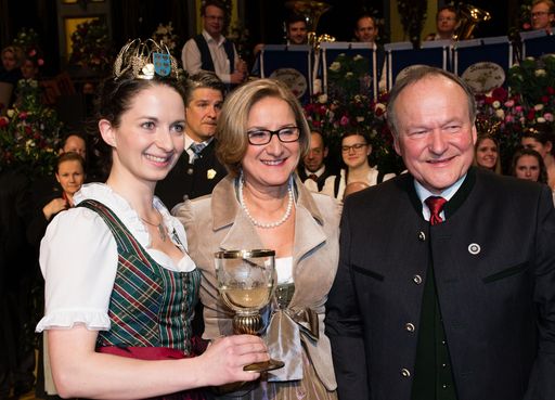 Vorschau Bild von Traditionell wurde ein Kelch mit Wein gereicht: NÖ
Landesweinkönigin Julia I. mit Ballobmann Stefan Jauk,
Landeshauptfrau Johanna Mikl-Leitner und NÖ Bauernbundobmann Hermann
Schultes bei der Eröffnung.