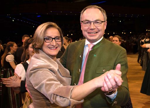Vorschau Bild von Schwangen das Tanzbein: Landeshauptfrau Johanna Mikl-Leitner und
ihr Vize Stephan Pernkopf.