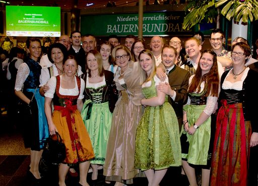 Vorschau Bild von Gute Laune unter den Ballgästen mit Landeshauptfrau Hanni
Mikl-Leitner.