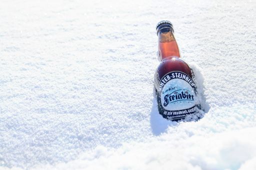 Wenn der Wind heult und das Eis knirscht ist die Zeit reif für
drei Gusswerk Winterbiere. ZB. für das Winter Steinbier. Heiße
Steine kommen in den Sud dieses Bieres, um den Malzzucker
karamellisieren zu lassen. So hält Sie dieses aromatische und
kraftvolle Bier in kalten Winternächten warm.