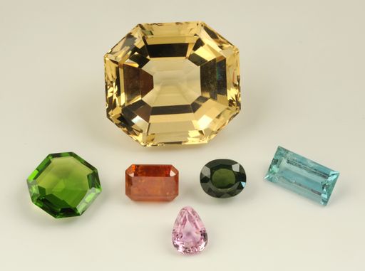  Bunte Vielfalt der Edelsteinsammlung des NHM Wien:
Citrin mit 468 ct aus Böhmen, Peridot mit 55 ct aus Ägypten,
Sphalerit mit 40 ct aus Spanien, Zirkon mit 35 ct von Sri Lanka,
Aquamarin mit 27 ct aus Namibia, Kunzit mit 18 ct aus Brasilien.
