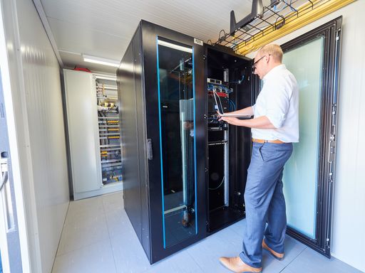  Der Data Center Container von EPS ist ausgestattet
mit der modernsten IT-Infrastruktur inklusive IT-Klimaanlage und 19"
Serverschränken. Großer Vorteil dieser Lösung ist die hohe
Flexibilität und Mobilität.