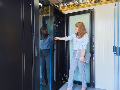 Vorschau Bild von Der mobile Container wurde mit der modernsten
IT-Infrastruktur wie z.B. USV Anlagen, 19" Racks, IT-Doppelboden
ausgestattet und für die gesamte Dauer der Weltklimakonferenz zur
Verfügung gestellt.