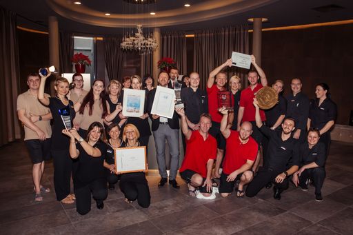 Vorschau Bild von Die Belegschaft des SILENT SPA im Foyer des SILENT
SPA