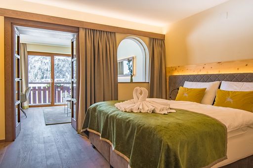  Das Romantik Seehotel Jägerwirt auf der Turracher
Höhe hat Suiten modernisiert. Insgesamt wurde ein gesamter Trakt
renoviert. Die Vision war es, „den Bergsee ins Zimmer zu holen“.
Dies gelang mit großen Glasfronten und Spiegelelementen. „Die Gäste
haben das Gefühl, mitten in der Natur zu sein“, so der Bauherr
Christoph Brandstätter.