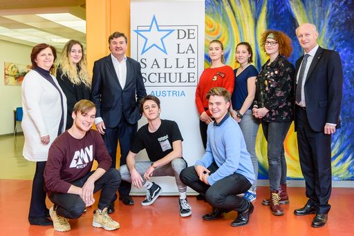  von links nach rechts: Direktorin Dr. Brigitte
Cizek, Dr. Andreas Salcher, Vorstand Walter Kröner und Schüler der
Bildungsanstalt für Elementarpädagogik (BAfEP)