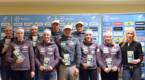  Mateja Lesjak (ganz rechts), Geschäftsführerin von
Lyoness Slowenien, und Vertreter des slowenischen Langlaufteams bei
der Präsentation des SloSki Nordic Cashback Programms.