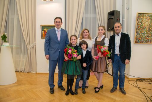 Vorschau Bild von Am 17. Jänner 2018 sang Chiara im
Aserbaidschanischen Kulturzentrum in Wien unter dem Motto „Lieder
bauen Brücken“