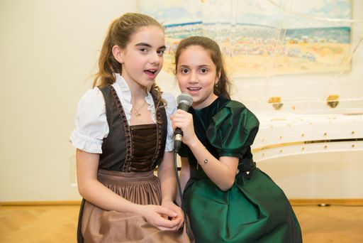 Vorschau Bild von Die > beiden jungen Talente Fidan Huseynova aus
Aserbaidschan und Chiara aus > Österreich möchten mit ihrem
gemeinsamen Auftritt die Verbundenheit > ausdrucken, die durch Musik
entsteht. „Denn Lieder kennen keine > Grenzen, nur Freundschaft.“
Sie folgten der Einladung von der Leiterin > des Kulturzentrums Dr.
Leyla Gasimova.