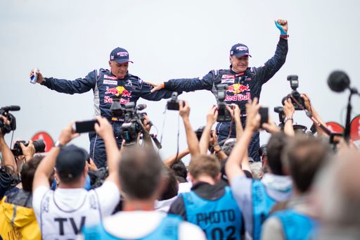 Vorschau Bild von Carlos Sainz (ESP) of Team Peugeot Total is seen at
the finish line of Rally Dakar 2018 in Cordoba, Argentina on January
20, 2018 // Marcelo Maragni/Red Bull Content Pool //
P-20180120-00896 // Usage for editorial use only // Please go to
www.redbullcontentpool.com for further information. //