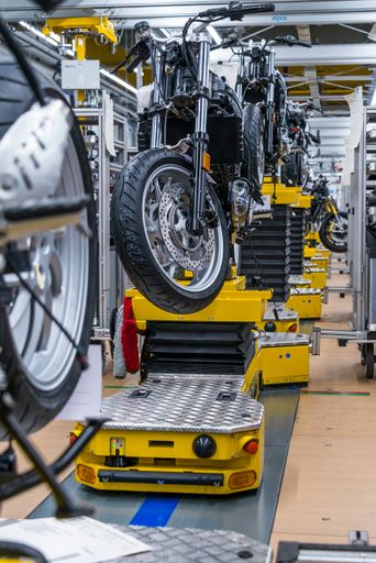  Fahrerlose Transportsysteme von DS AUTOMOTION
ermöglichen eine agile Montage nach den Grundsätzen von Industrie
4.0. Im Bild die Motorradmontage im BMW-Werk Berlin.