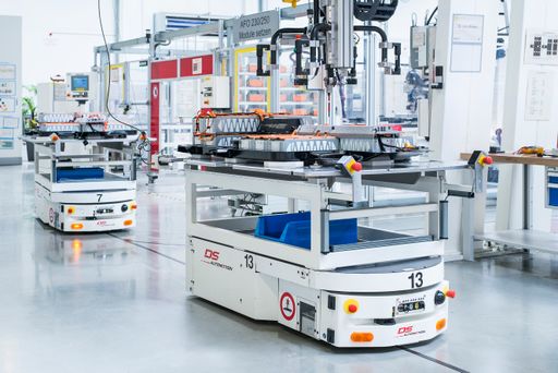 Vorschau Bild von In der Batteriemontage nutzen die meisten deutschen
Premium-Hersteller (im Bild Volkswagen in Braunschweig) Fahrerlose
Transportsysteme von DS AUTOMOTION, weil sich die Produktion
flexibel gestalten lässt, vor allem in Hinblick auf die steigenden
Produktionszahlen.