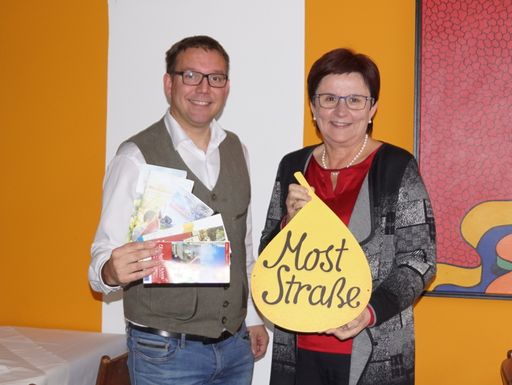  Christian Haberhauer, Moststraße-Geschäftsführer, und LAbg. Bgm.
Michaela Hinterholzer, Moststraße-Obfrau