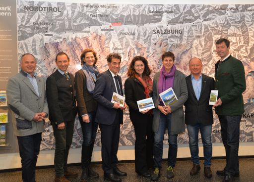 Zusammenarbeit über Ländergrenzen hinweg wird im
Nationalpark Hohe Tauern groß geschrieben. Die Mitglieder des
Nationalparkrates und Nationalparkdirektoriums (v.l.n.r.): DI
Hermann Stotter, Tirol, Direktoriumsvorsitzender DI Wolfgang Urban
MBA, Salzburg, Mag. Valerie Zacherl-Draxler, Bund, DI Harald
Tschabuschnig, Kärnten, LH-Stellvertreterin Mag. Ingrid Felipe,
Tirol, turnusmäßige Vorsitzende LH-Stellvertreterin Dr. Astrid
Rössler, Salzburg, Mag. Peter Rupitsch, Kärnten und SC DI Günter
Liebel, Bund.